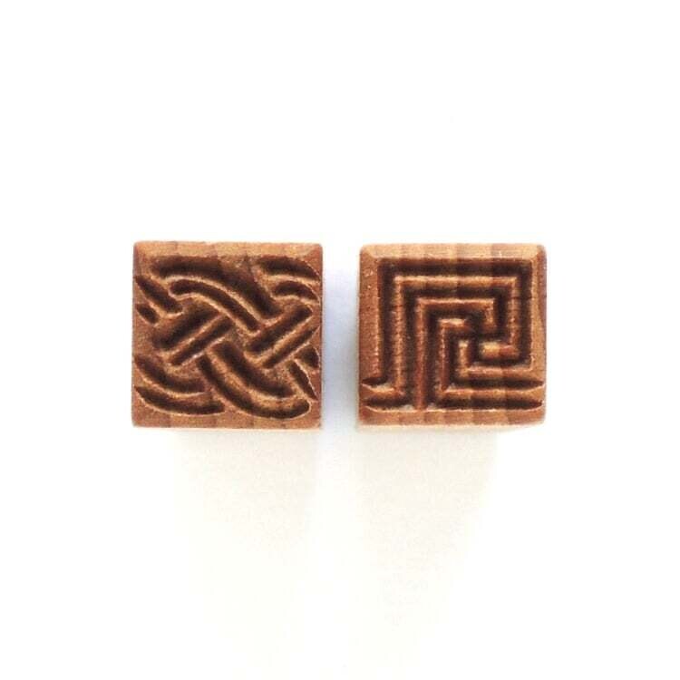 Small Square Stamp 016 - Celtic Knotting