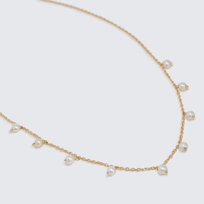 Scattered pearl necklace