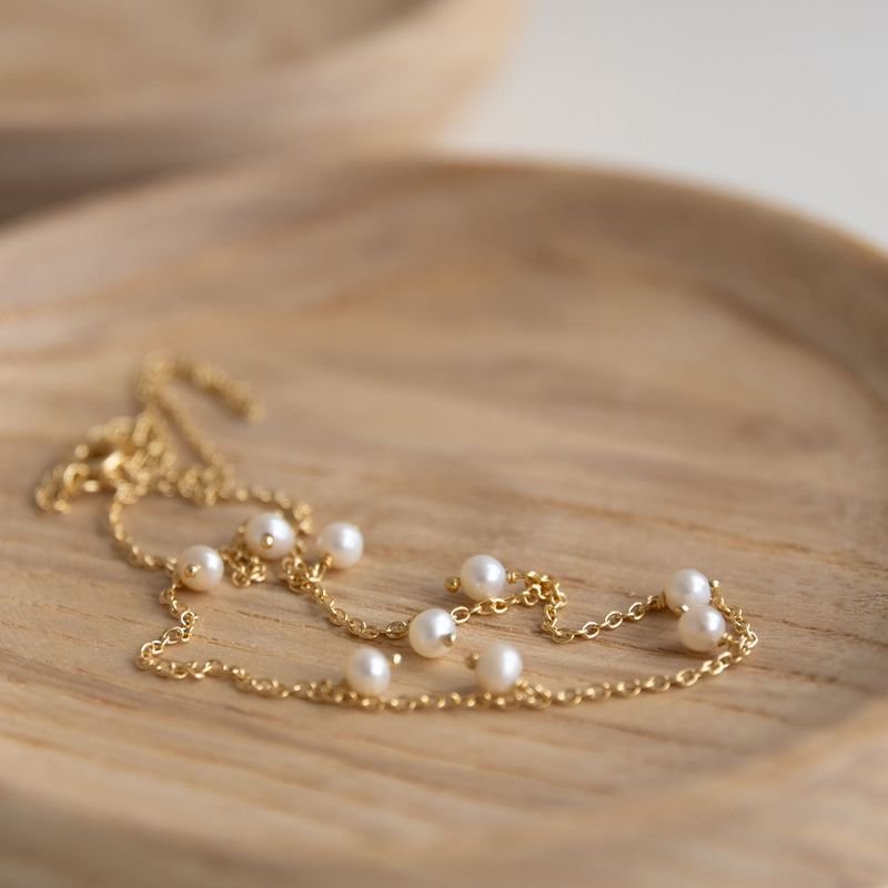 Scattered pearl necklace