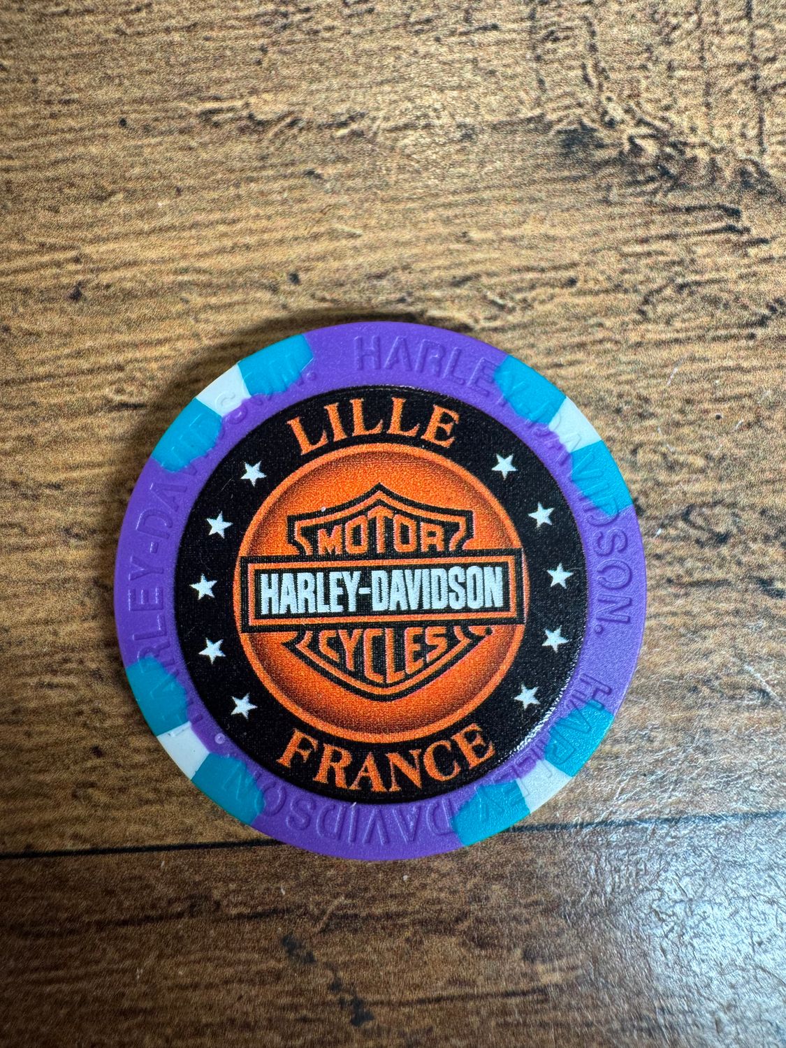 jetons de poker violet et bleu
