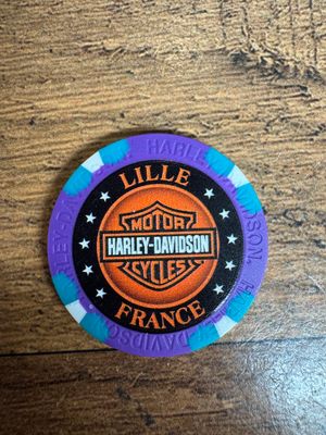 jetons de poker violet et bleu