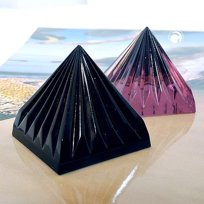 Set Tischdekoration 28x30mm 3 kleine Pyramiden aus Glas 2x schwarz 1x lila Set Tischdekoration 28x30mm 3 kleine Pyramiden aus Glas 2x schwarz 1x lila