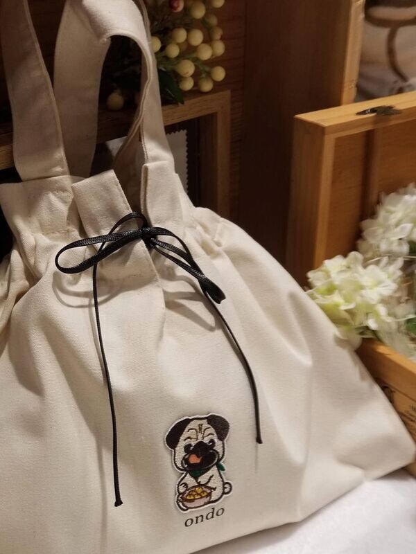 原創設計刺繡米白色抽繩束口手提包