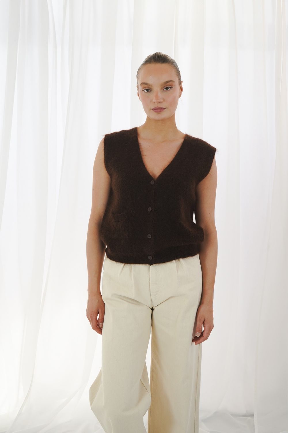 TWINS | Sleeveless buttoned cardigan, chocolate