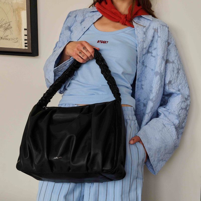 Sticky Sis Pleated hand bag • club chic • black