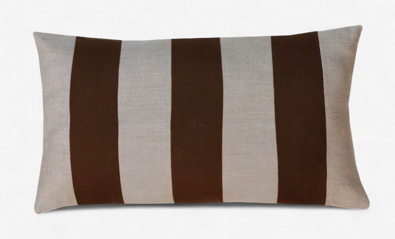 THUIS Met Moon Kussen linnen streep dark chocolate zand 64x33cm