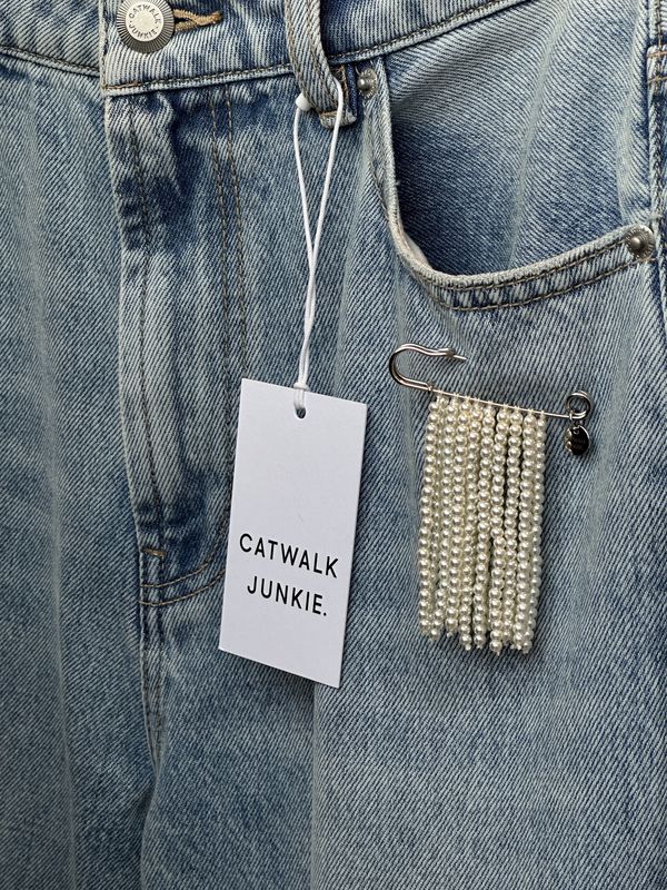 Catwalk Junkie pearl pin