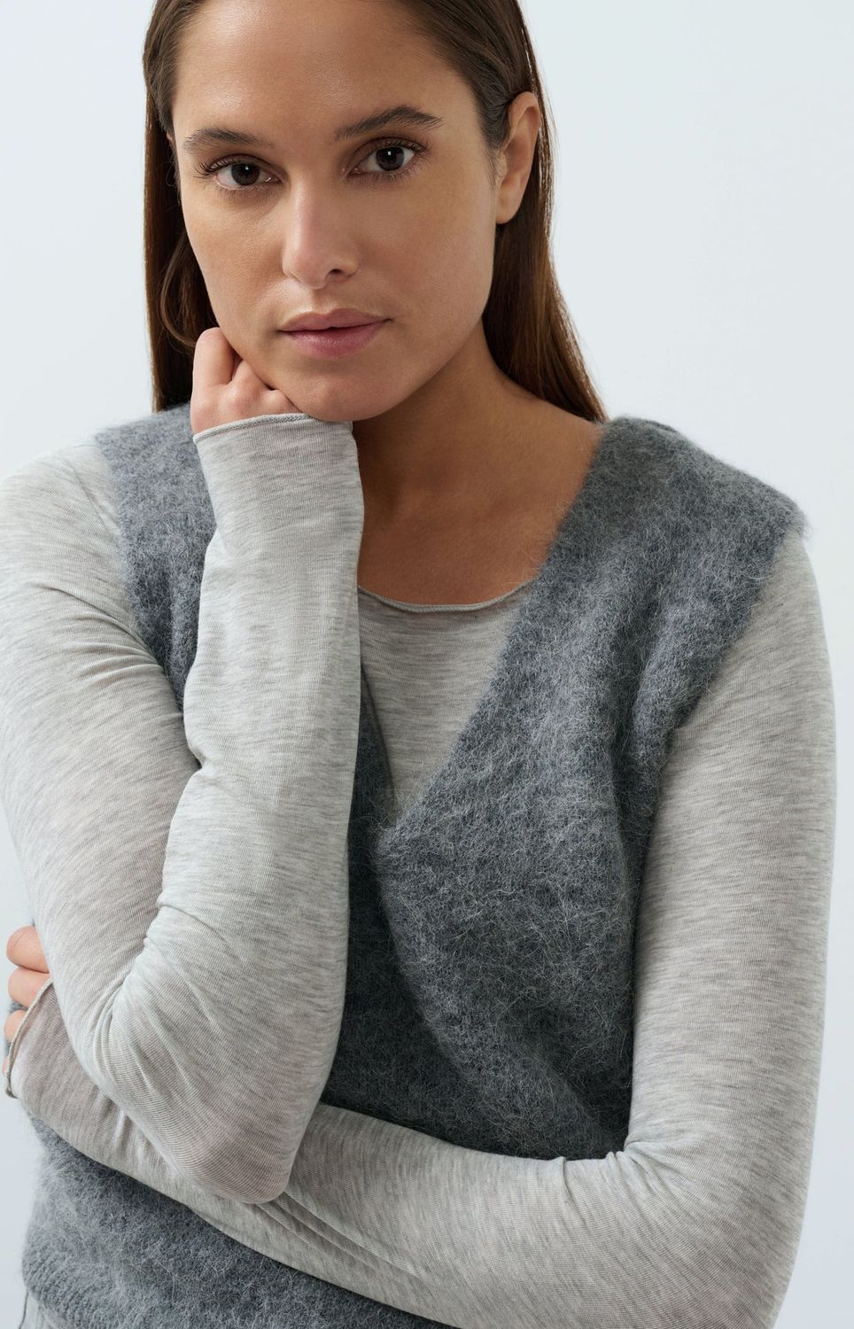 Yaya | Zachte gebreide spencer met diepe v-hals | Grey melange