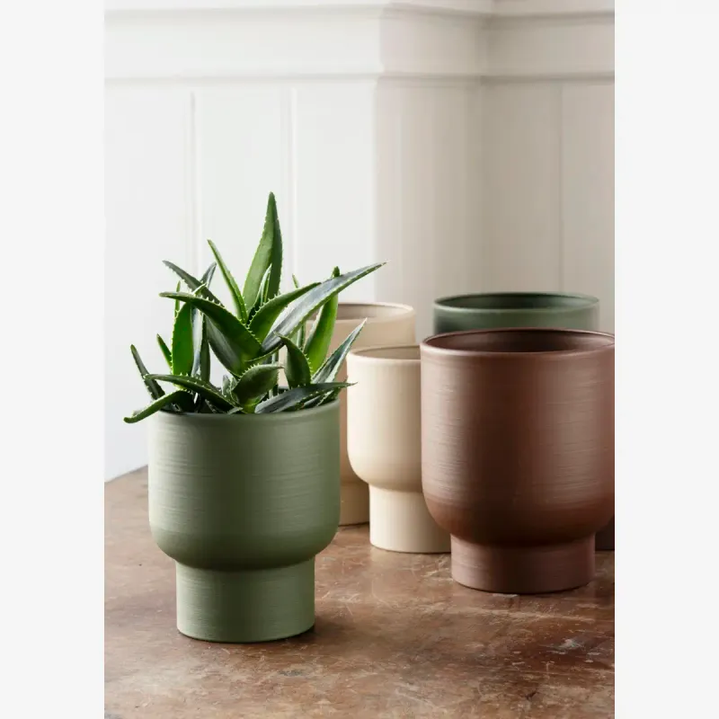 Madam Stoltz set of 2 iron flowerpots beige