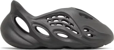 Yeezy Foam RNR
Onyx (2022/2024)
