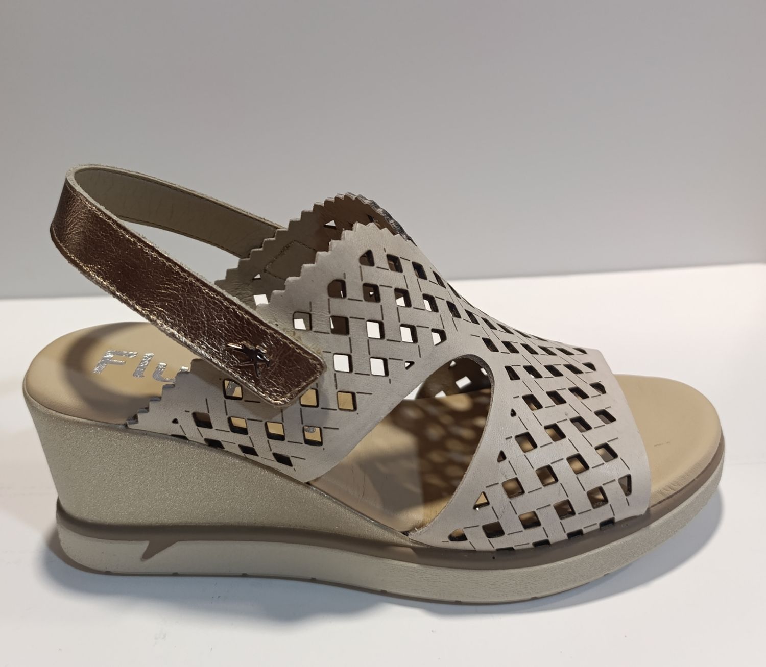 Sandalia cuña FLUCHOS F1972