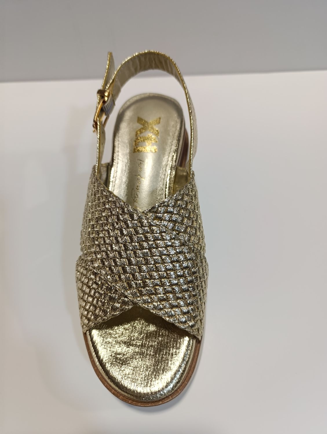 Sandalia cuña Sra XTI 145252 oro