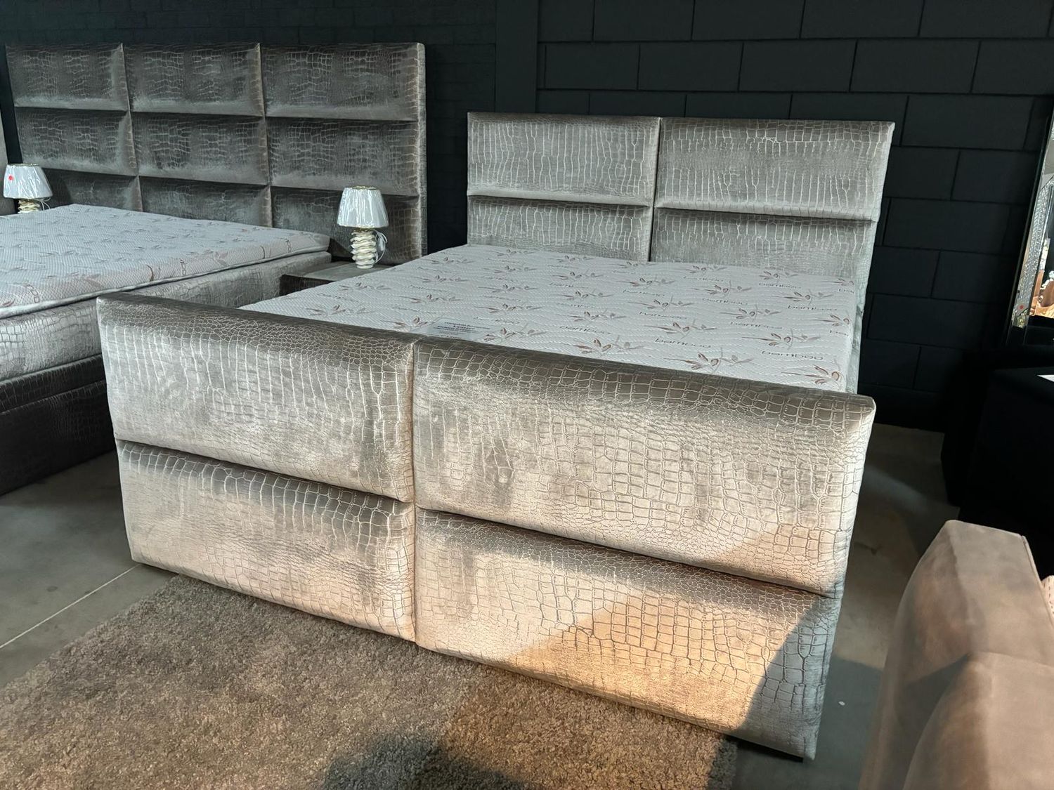 Venus Complete Boxspring  uitgevoerd in Croco stof