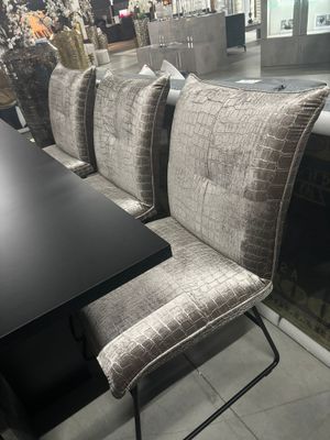 ​Stoel Ivo in luxe Champagne, Zwart velvet stof, keuze uit  Croco of Kemer