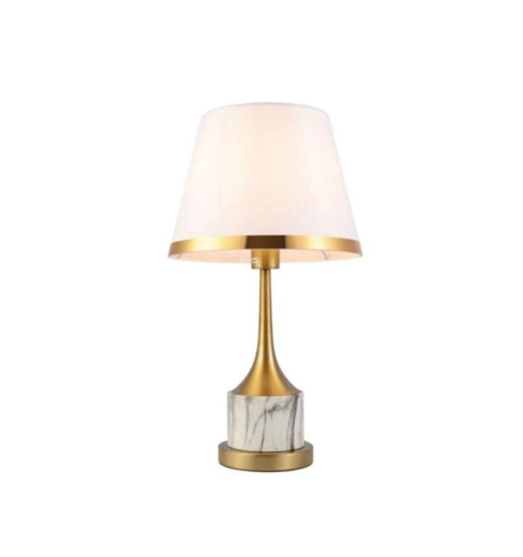 Hotel chique tafellamp kegelpoot wit marmerlook en gouden accenten.