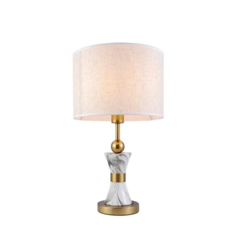 Hotel chique tafellamp decopoot wit marmerlook en gouden accenten.