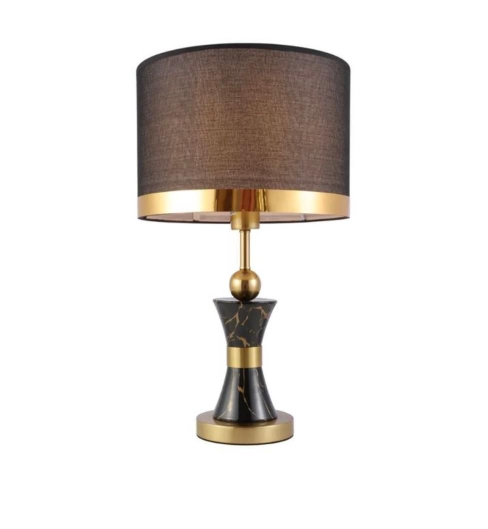 Hotel chique tafellamp decopoot zwart marmerlook en gouden accenten.