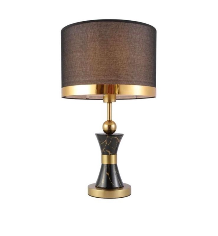 Hotel chique tafellamp decopoot zwart marmerlook en gouden accenten.