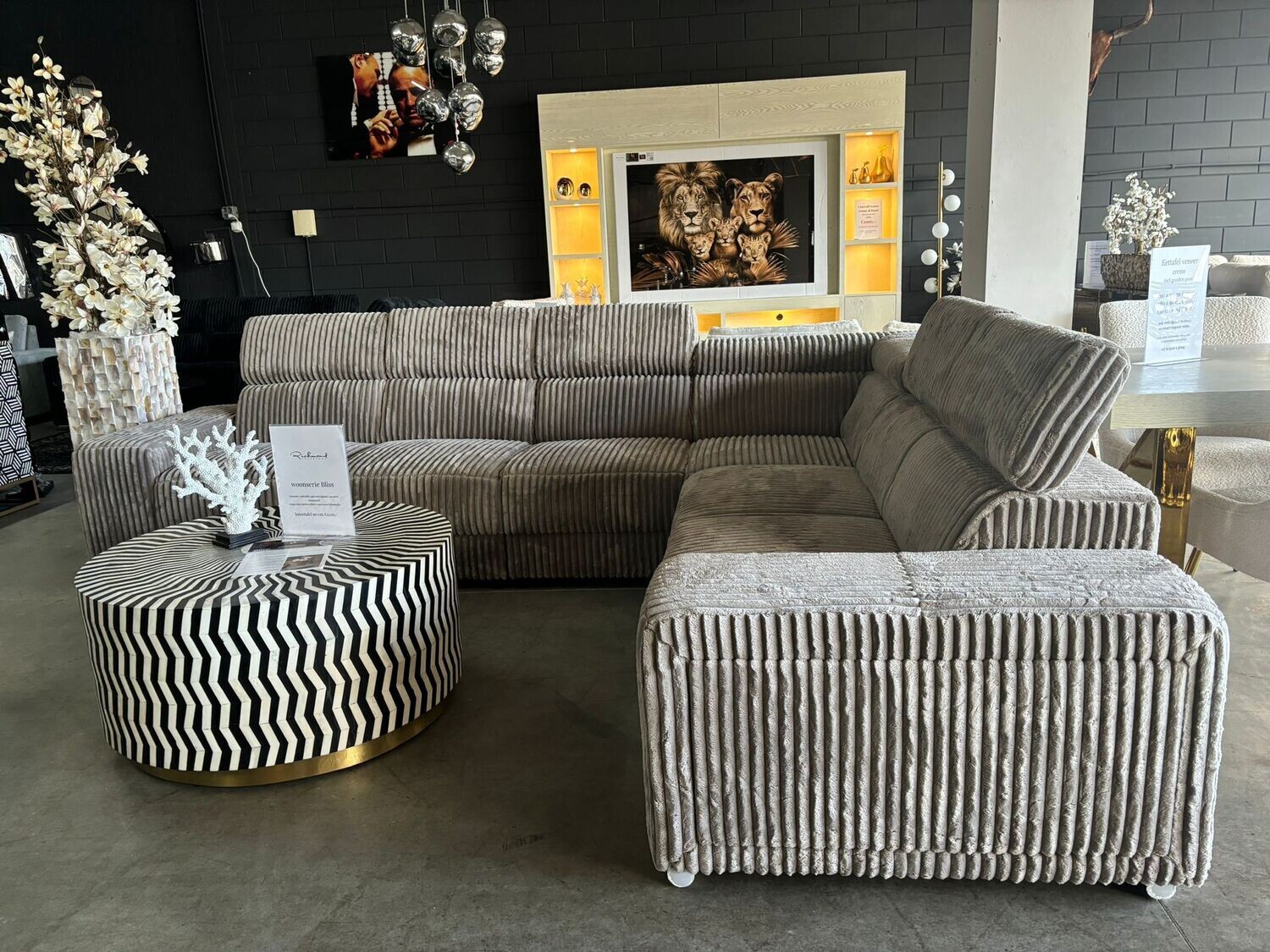 Het Casino-model! Hoekbank uitgevoerd in fluffy Ribstof