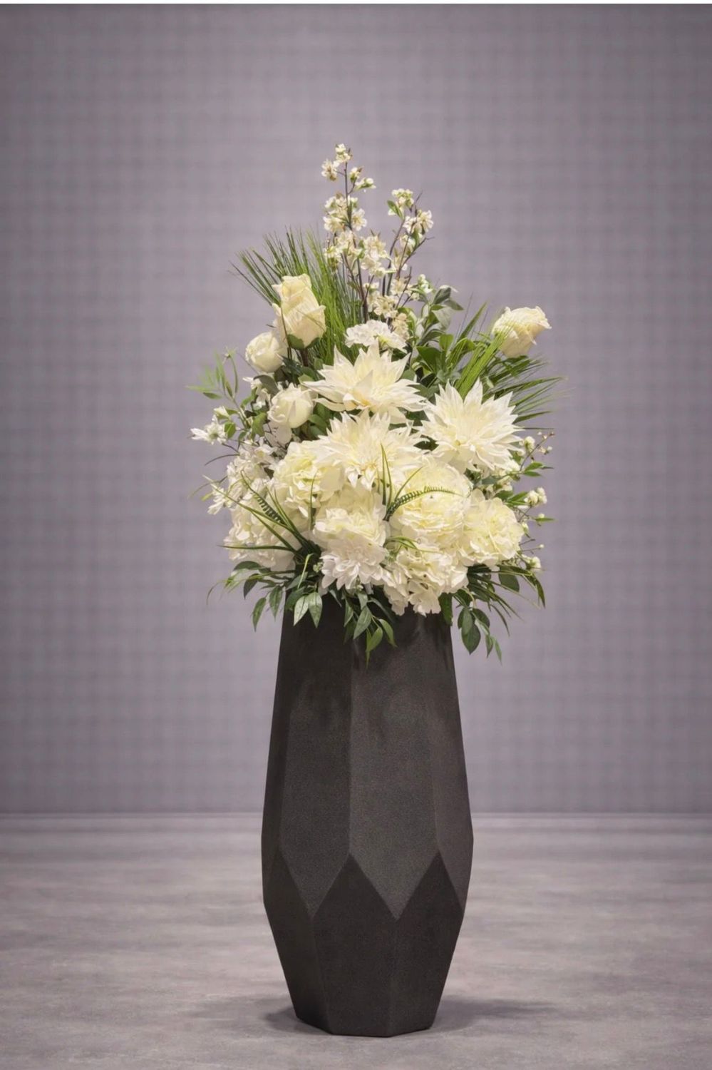 Zwarte Design Vaas met Wit Bloemstuk