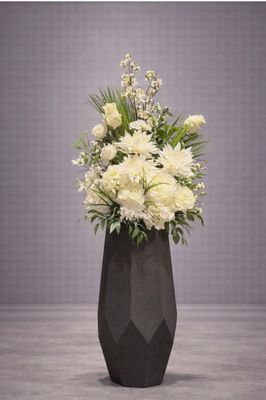 Zwarte Design Vaas met Wit Bloemstuk