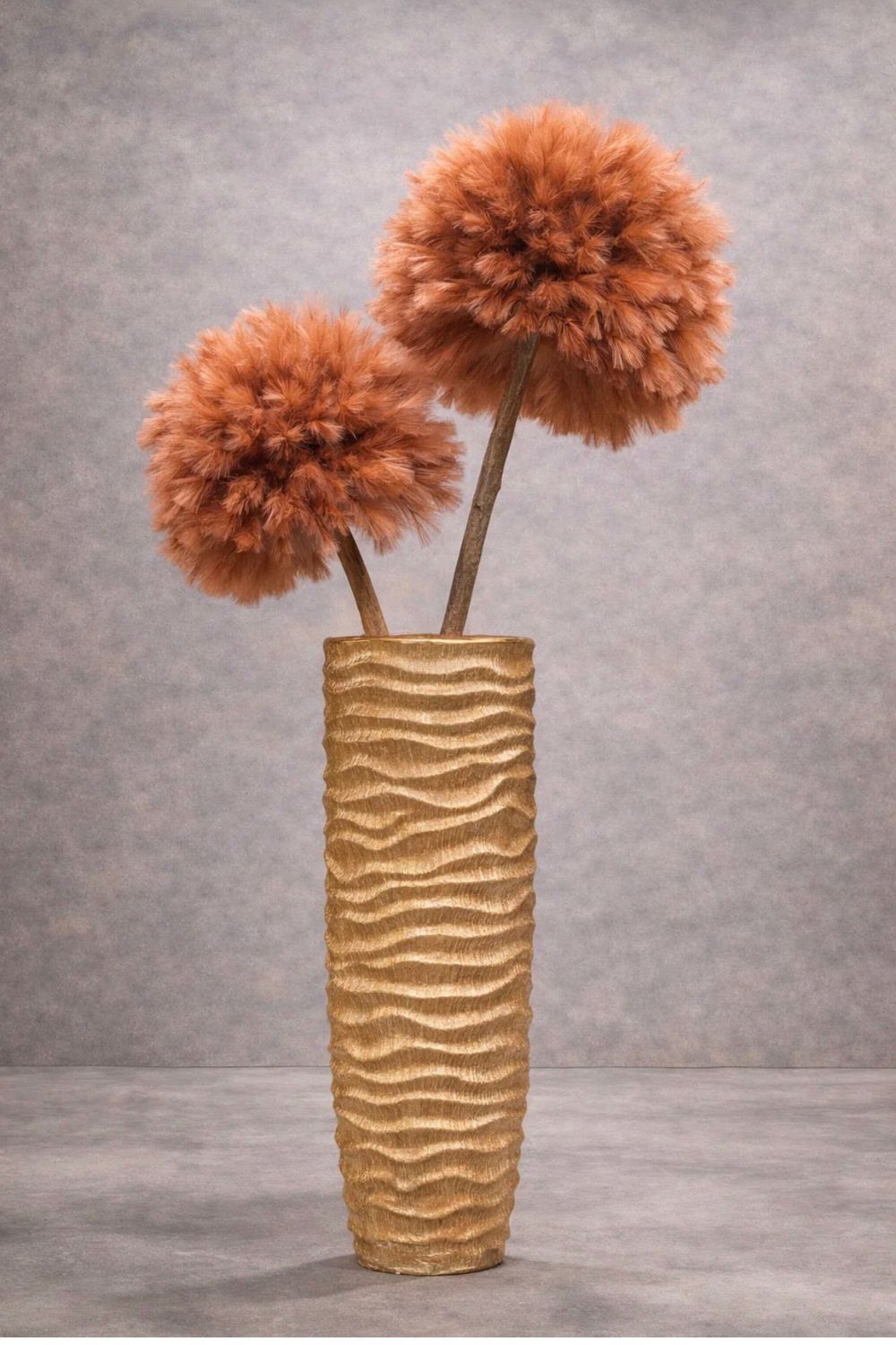 Gouden golfstructuur vaas met roestkleurige Feather Tree decoratie