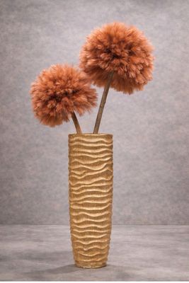 Gouden golfstructuur vaas met roestkleurige Feather Tree decoratie
