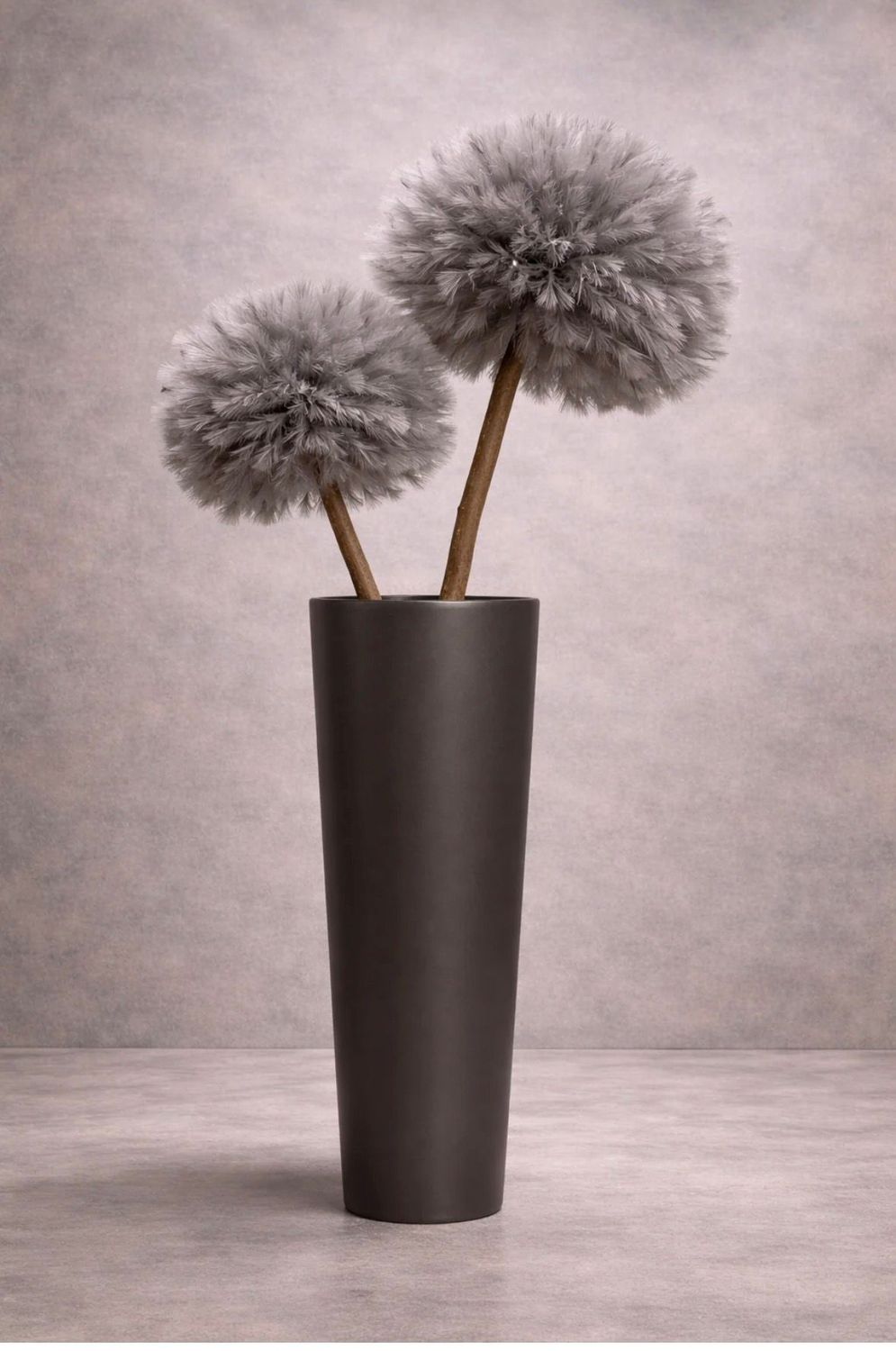 Mat zwarte design vaas met Smoke Feather Tree decoratie