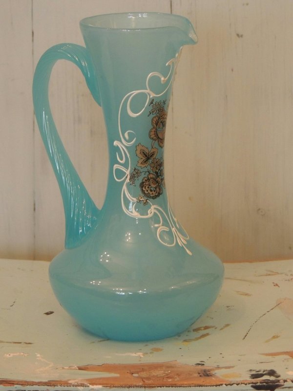 Karafje van opaline glas met decor email