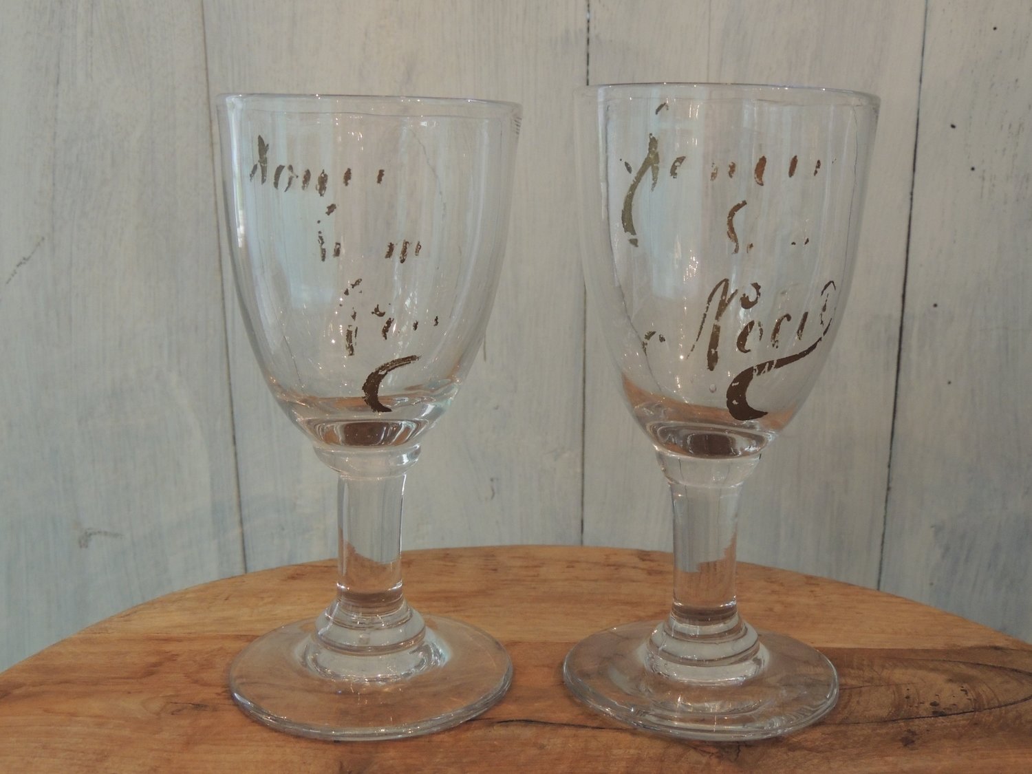 glas met verweerd opschrift