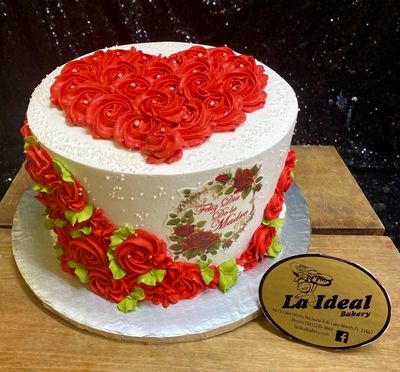 Gold Mothers Heels Cake