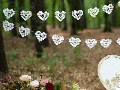 Valkoinen koriste baby shower juhliin