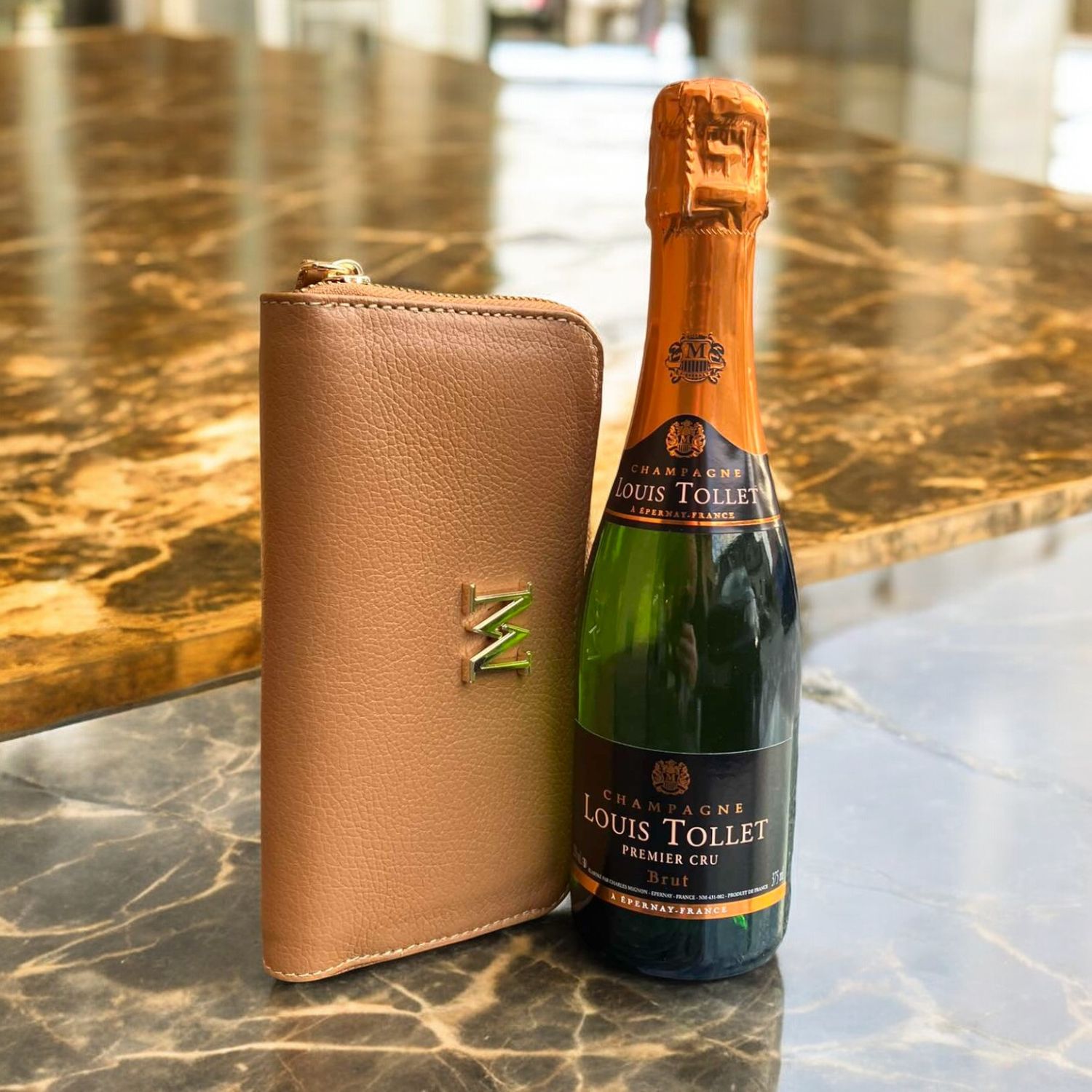 Champagne Louis Tollet 37,5 cl met een portefeuille Mondiuex Madame