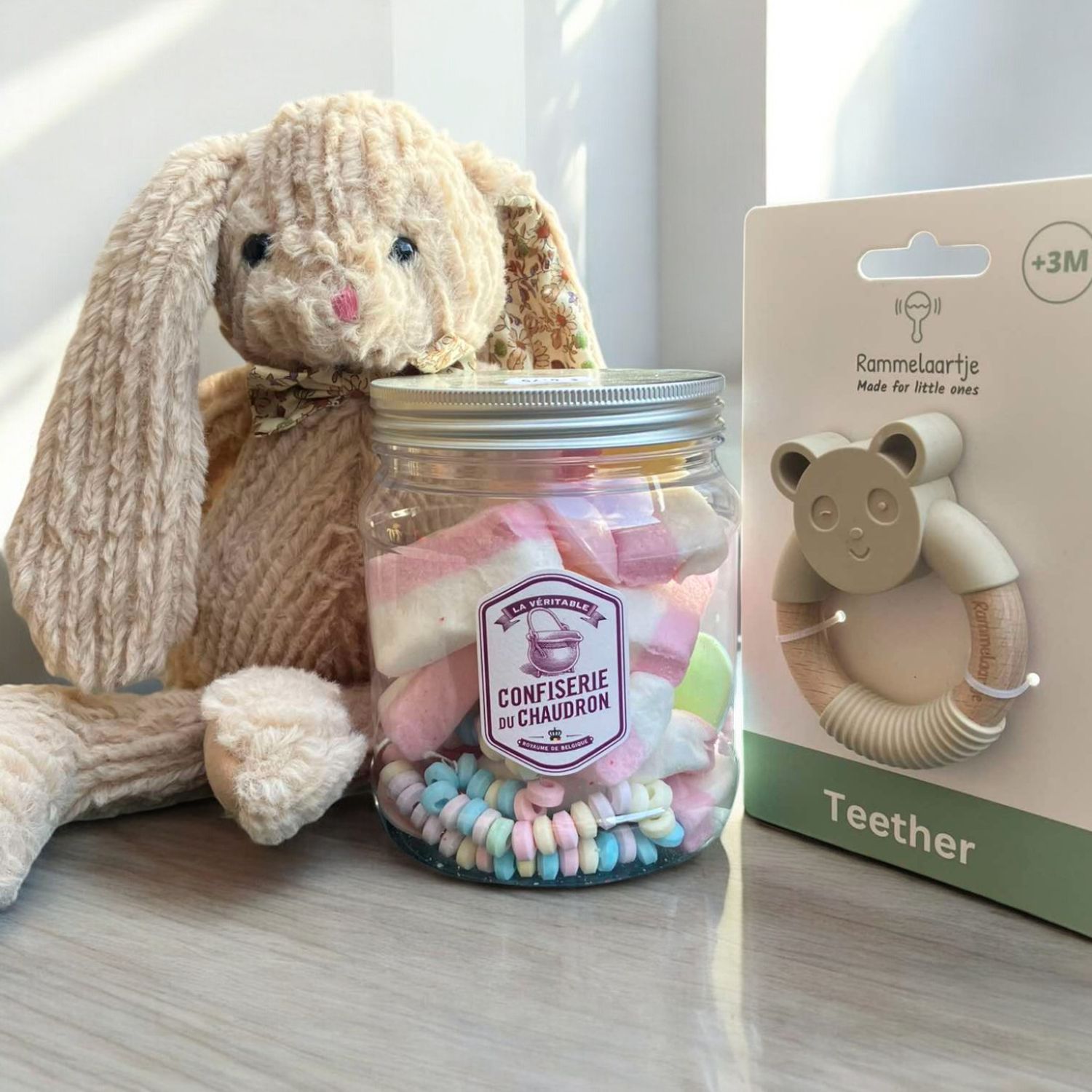 Snoeppot met een knuffel konijn en rammelaartje