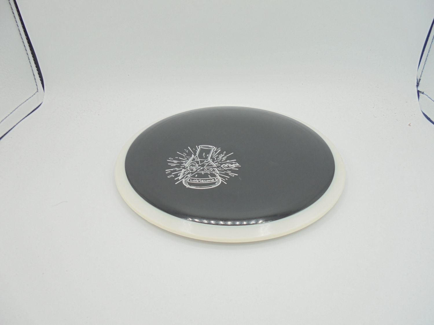 MVP R2 Neutron Inertia Black Lab 2nd Plate White Rim 166g -D4