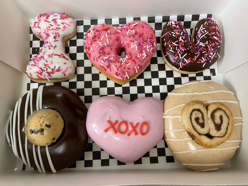 6 Pack Donuts - I 🩷 U Box