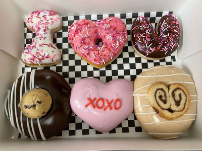 6 Pack Donuts - I 🩷 U Box