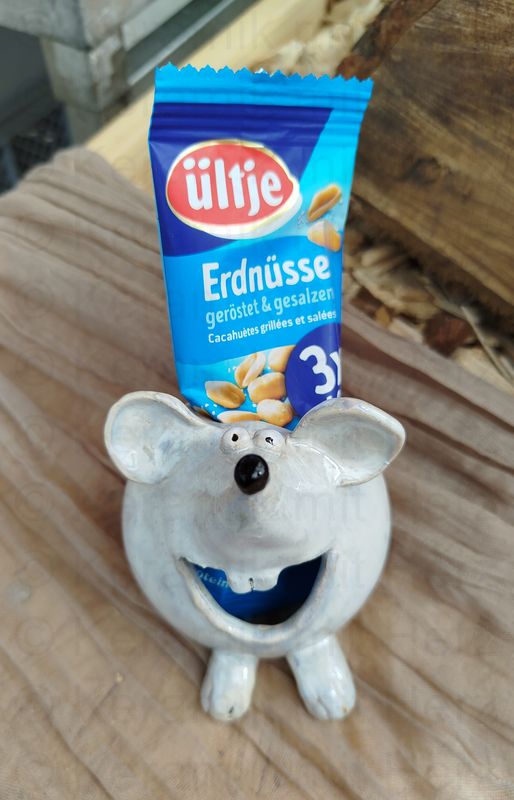 Maus als Erdnussspender