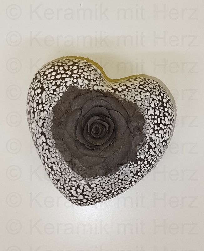 Herzurne mit Tupfen und schwarzer Rose 20