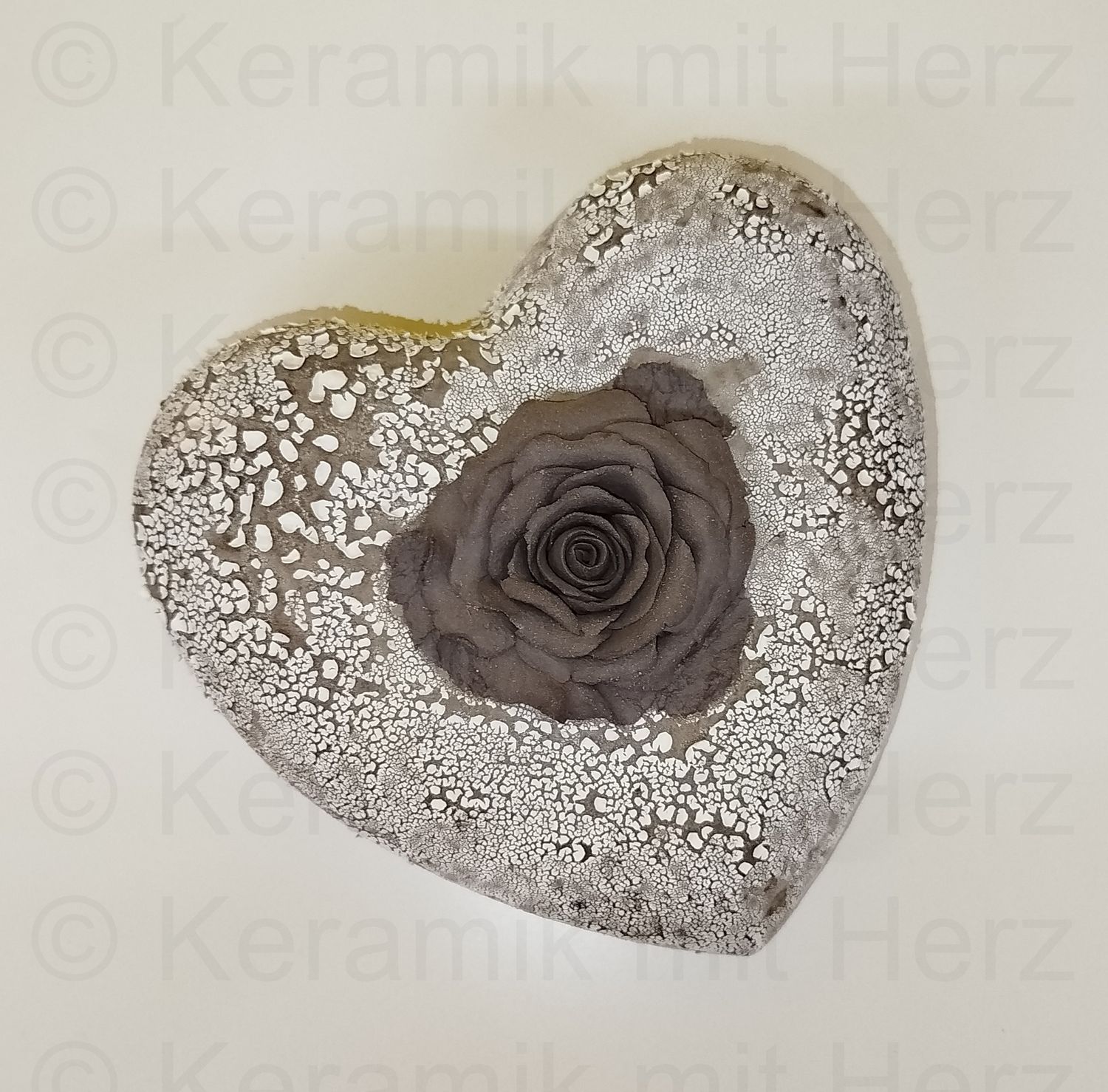 Herz-Urne mit schwarzer Rose und weissen Flecken 15