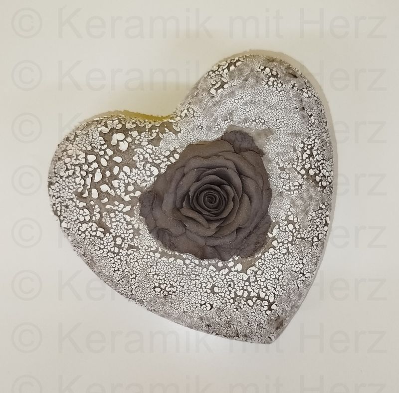 Herz-Urne mit schwarzer Rose und weissen Flecken 15