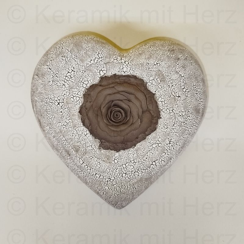 Herzurne mit Tupfen und schwarzer Rose 50