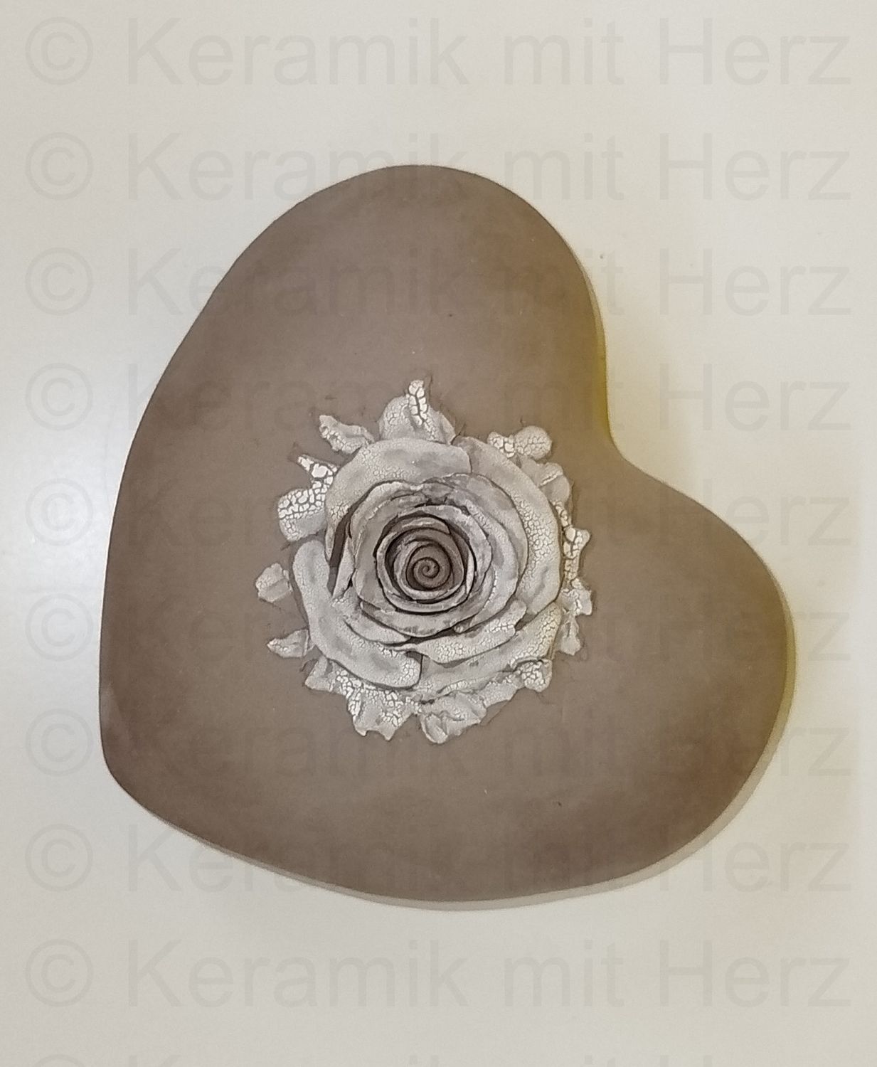 Herzurne mit weissgrauer Rose 8