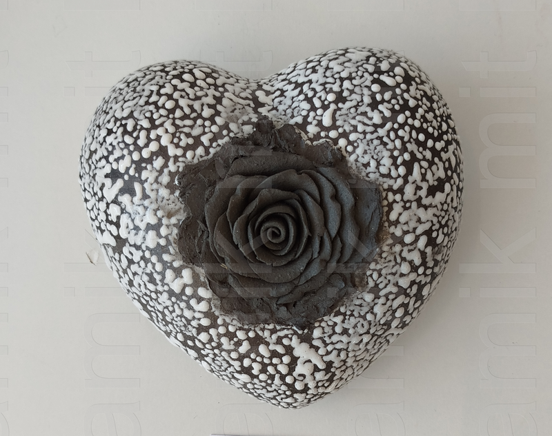 Herzurne mit Tupfen und schwarzer Rose 10
