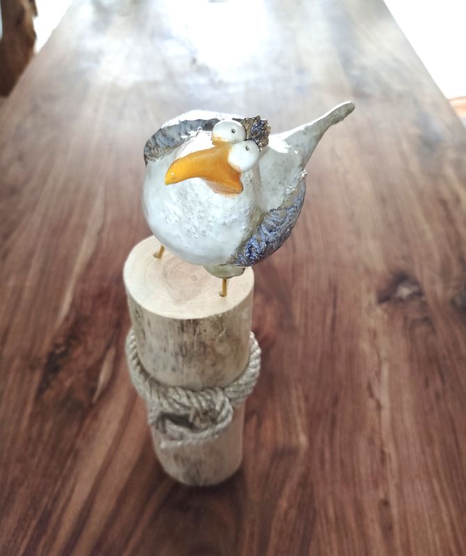 Möwe auf Holzsockel