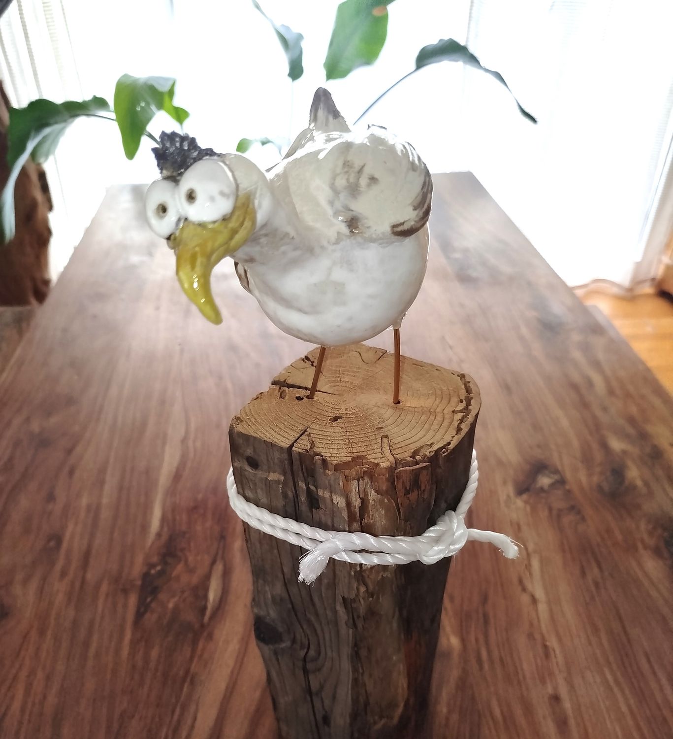 Möwe auf Holzsockel