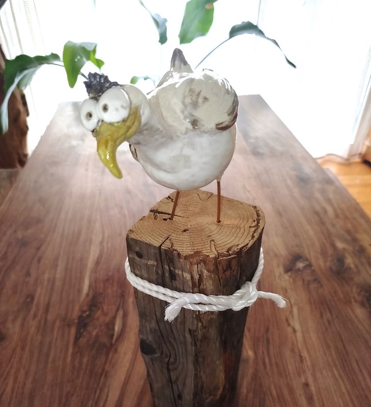 Möwe auf Holzsockel