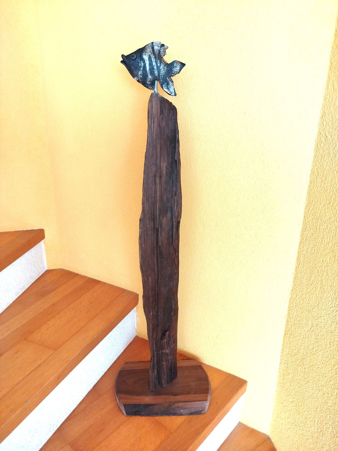 Holzstele mit Fisch - Kunstbrand