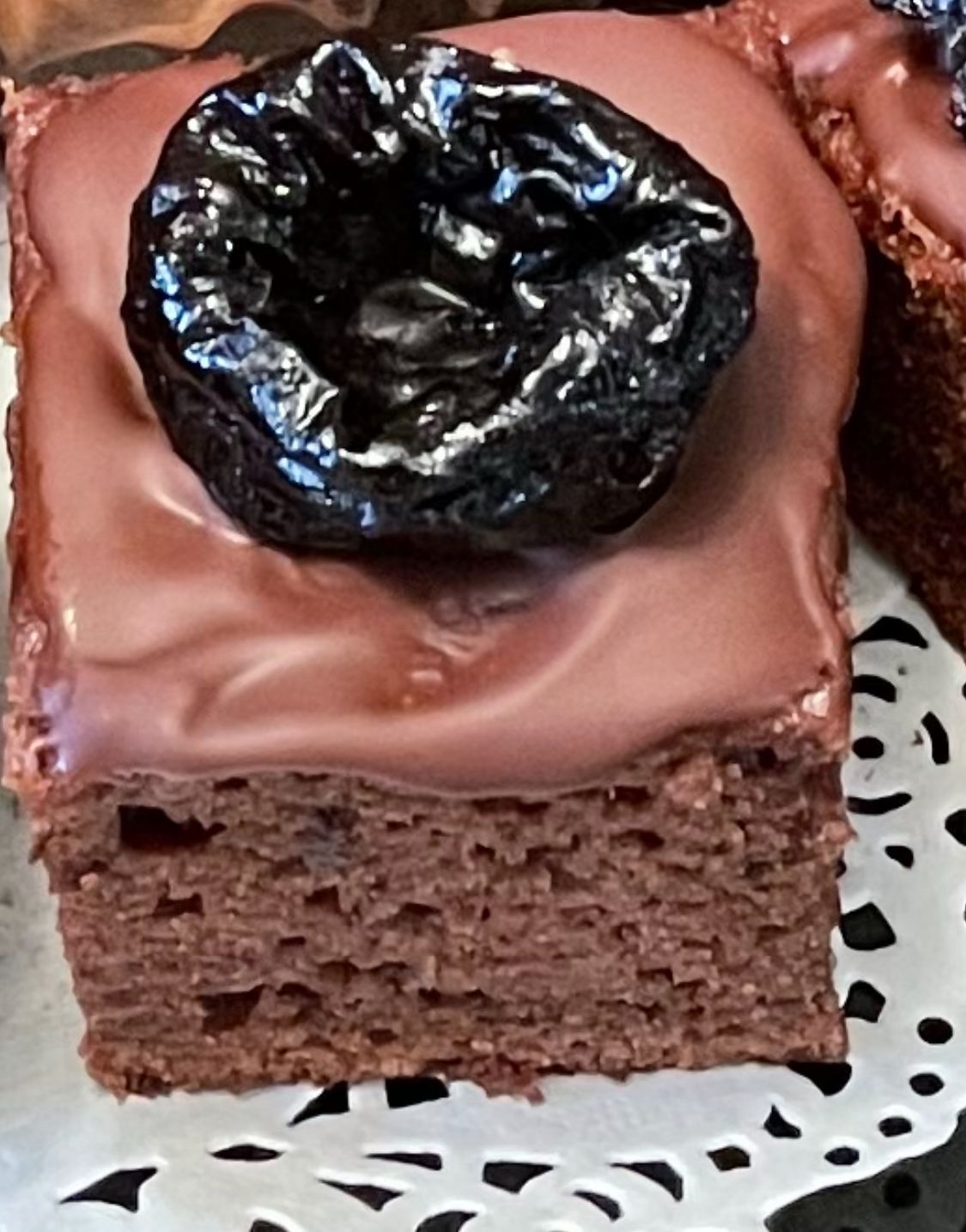 Chocolate cake pieces with dried plums / Romanian Cornulete (12)