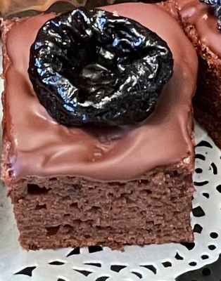 Chocolate cake pieces with dried plums / Romanian Cornulete (12)
